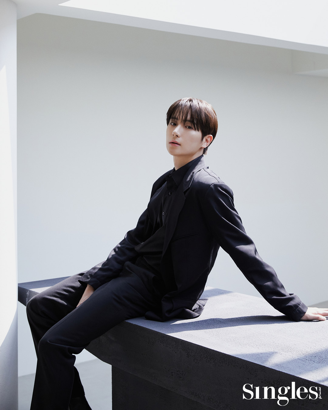 티르티르 현재 싱글즈 화보, 티르티르, 현재, 더보이즈 현재, 이재현, 티르티르 쿠션, 마스크 핏 쿠션, 티르티르 크리스탈 쿠션, 현재 화장품, 현재 쿠션, 더보이즈 넥타, 더보이즈 현재 수트. 현재 수트